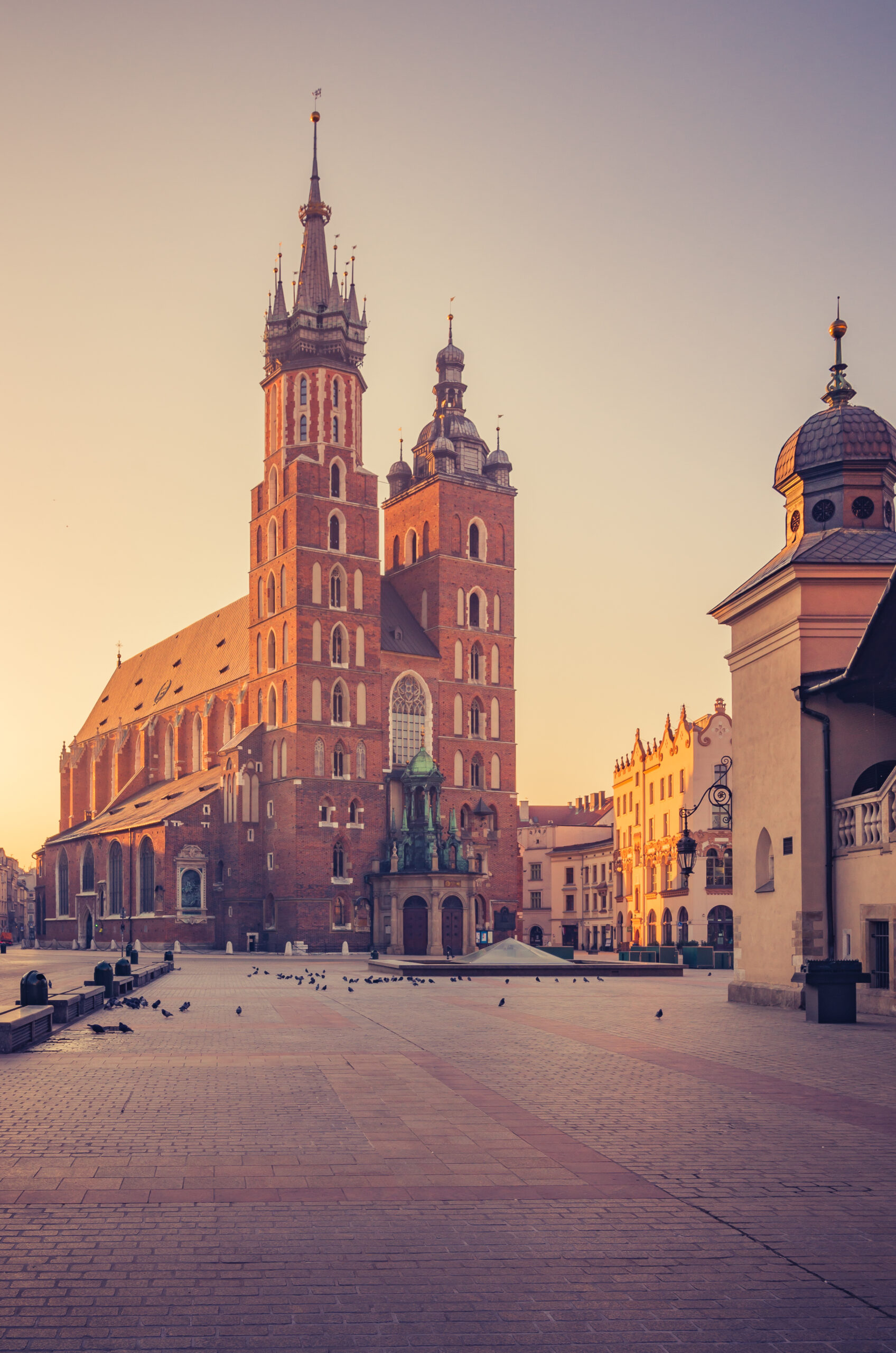 krakow-poland-st-marys-church-on-the-main-square-in-the-morning-sunlight